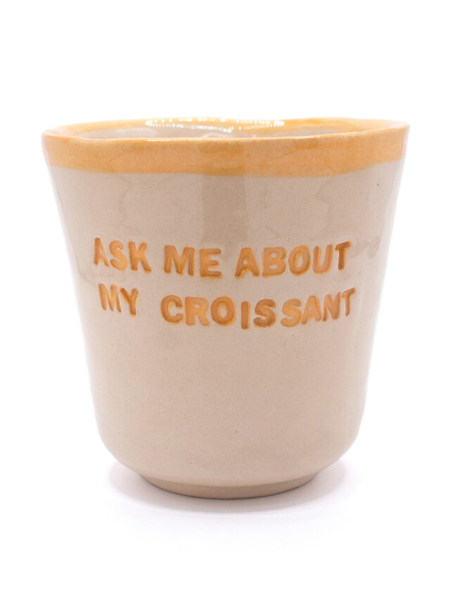 ceramiczny kubek z napisem "ask me about my croissant"