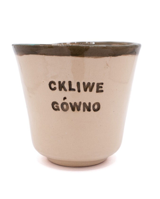 ceramiczny kubek z napisem "ckliwe gówno"