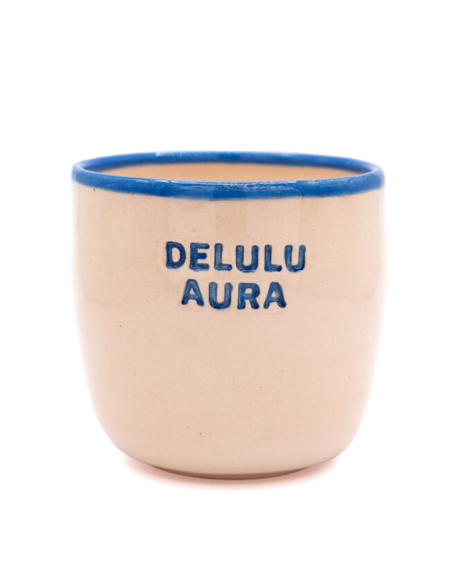 kubek ceramiczny z napisem "delulu aura"