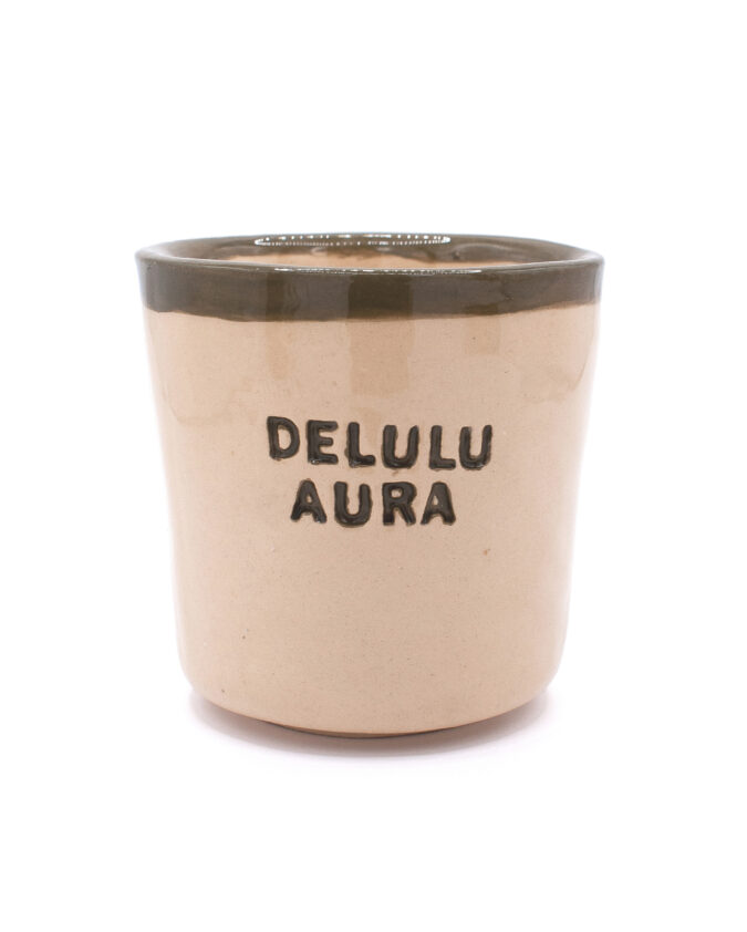 ceramiczny kubek z napisem "delulu aura"