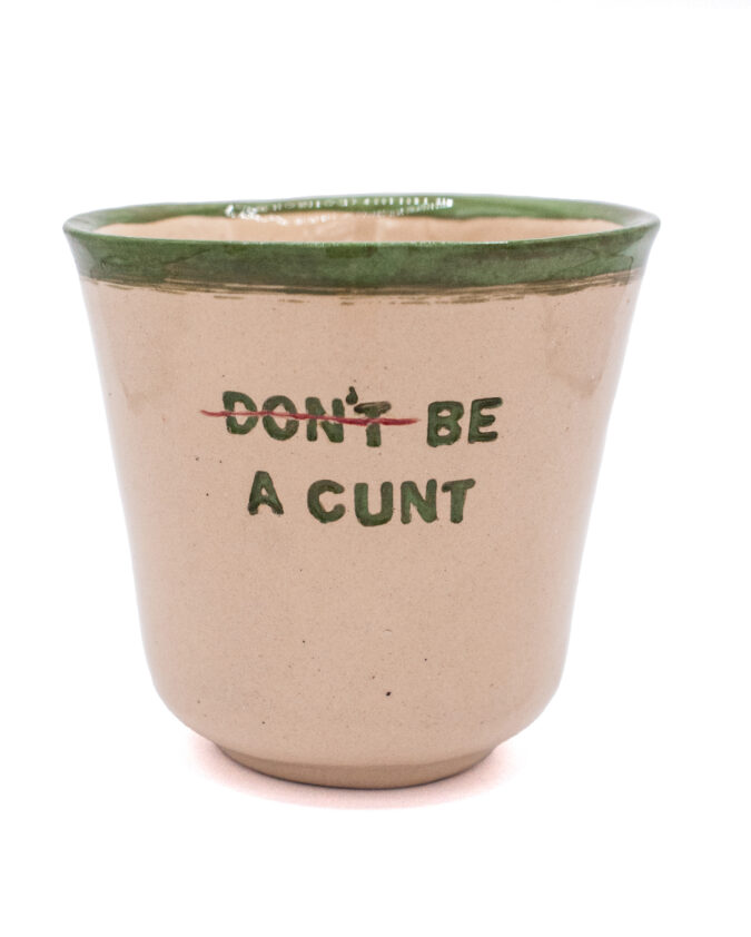 ceramiczny kubek z napisem "don't be a cunt"