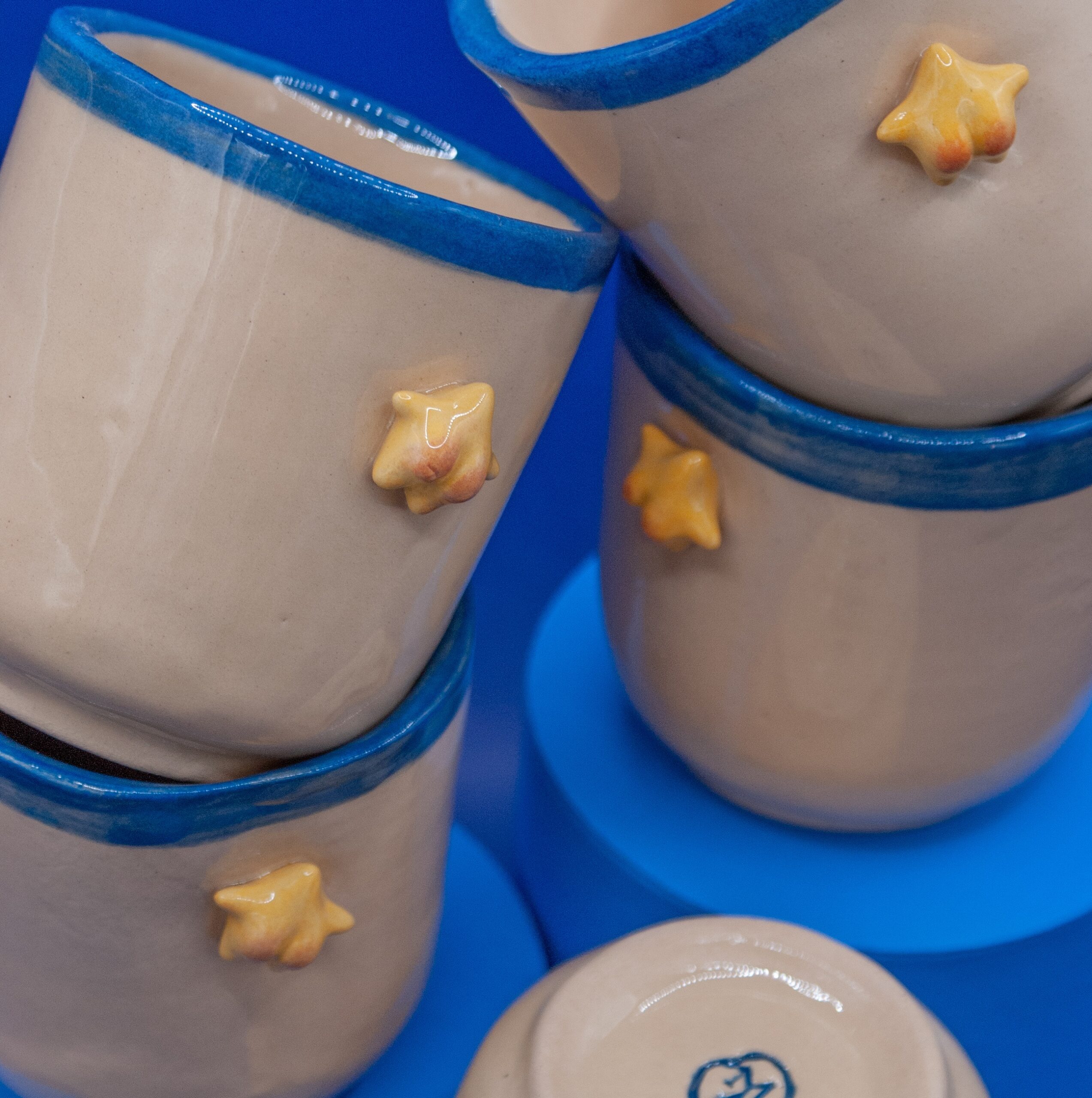 kompozycja z kubków ceramicznych