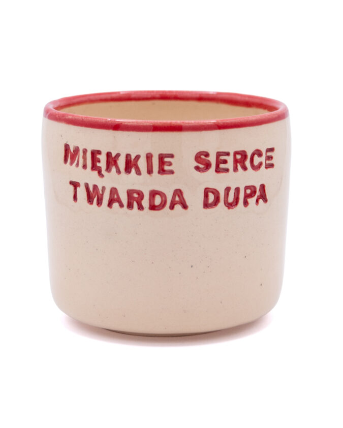 ceramiczny kubek z napisem "miękkie serce twarda dupa"