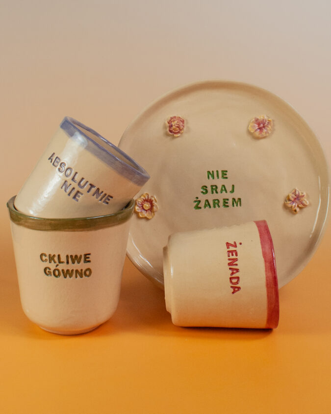 kompozycja z kubków i talerza ceramicznego