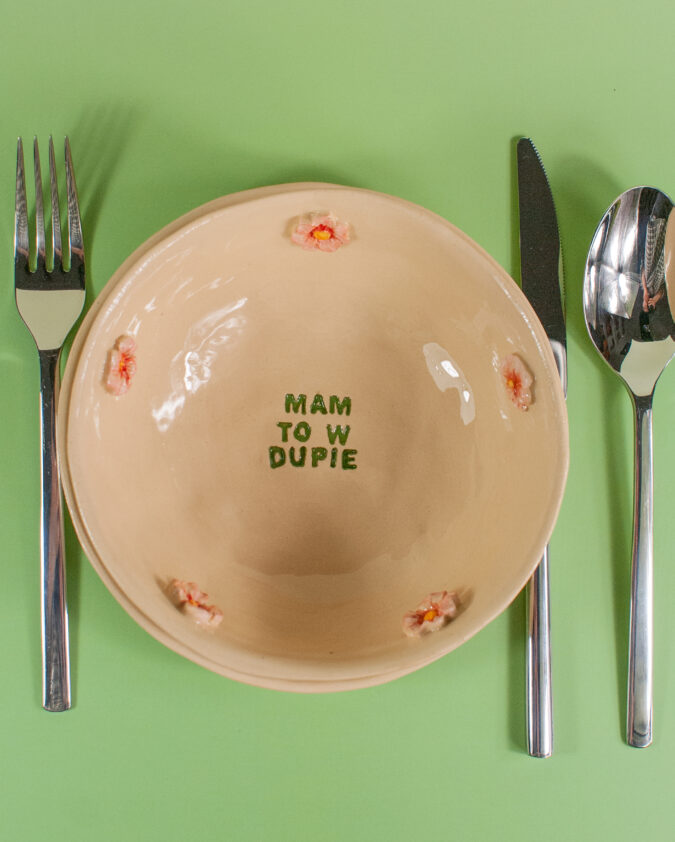 miska ceramiczna z napisem "mam do w dupie" i kwiatkami 3D