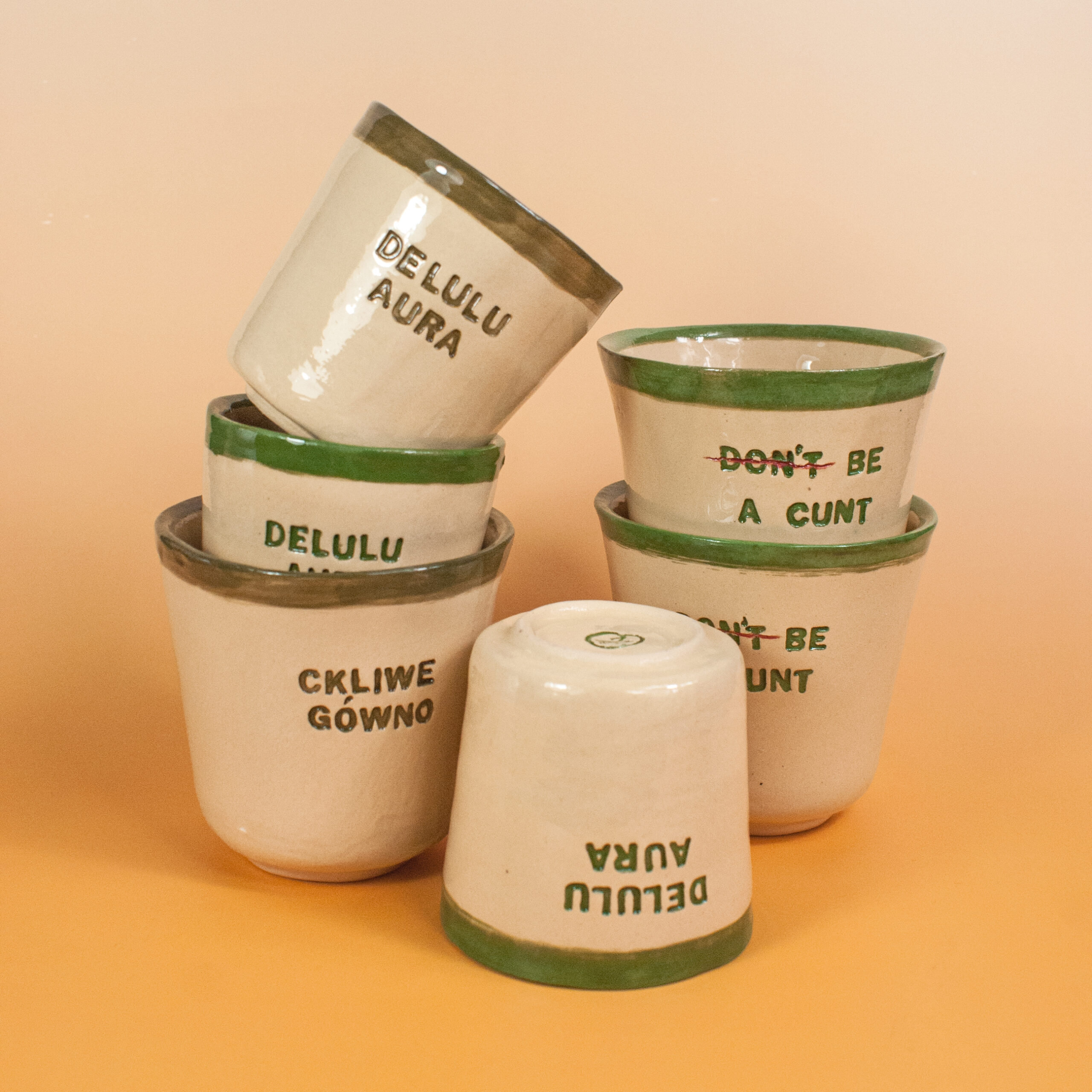 kompozycja z ceramicznych kubków