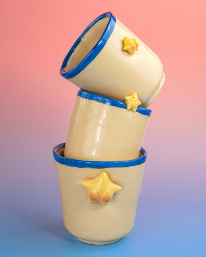 kompozycja z ceramicznych kubków