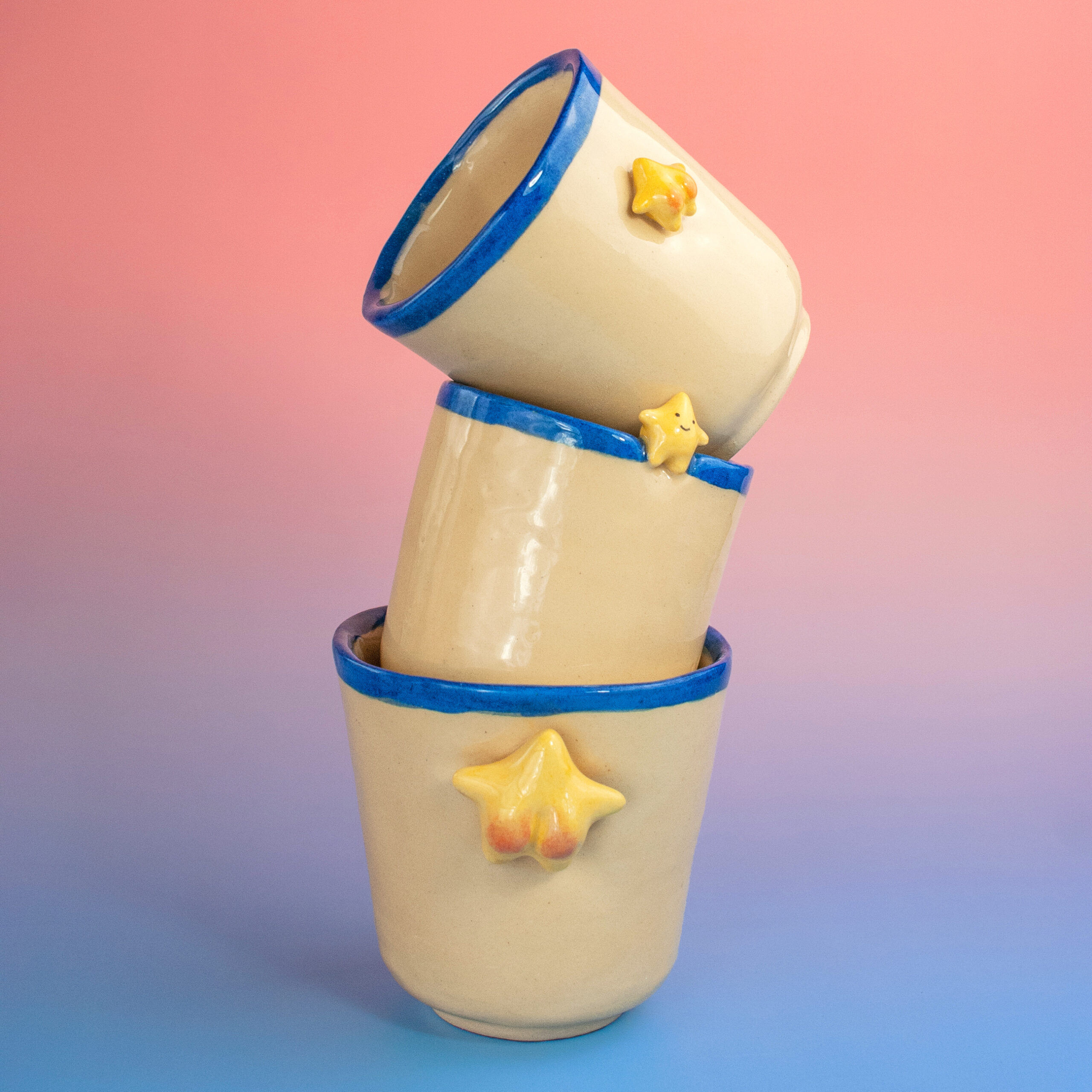 kompozycja z ceramicznych kubków
