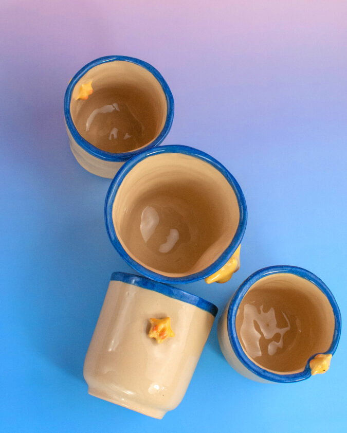 kompozycja z kubków ceramicznych