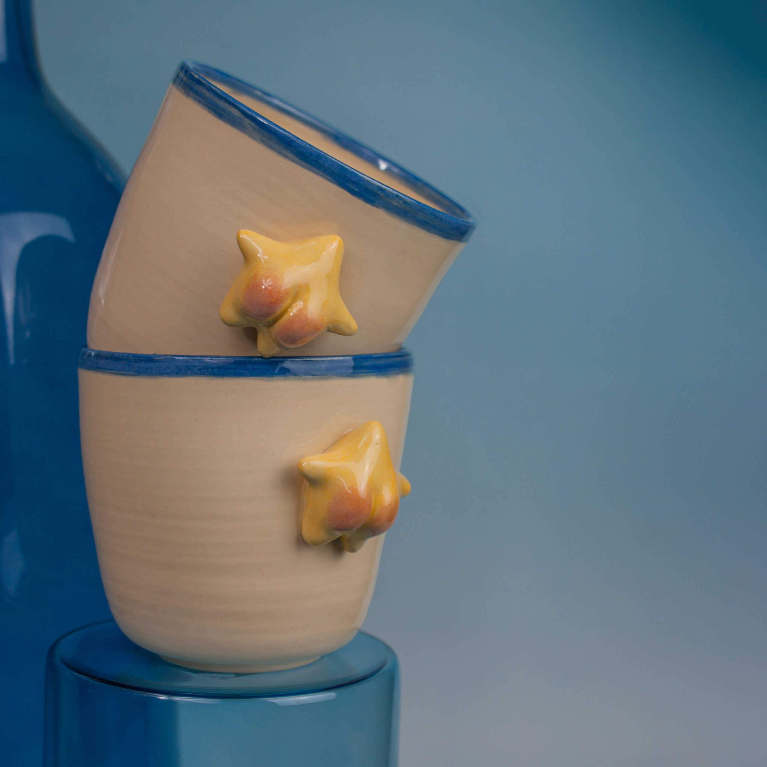 kompozycja kubków ceramicznych