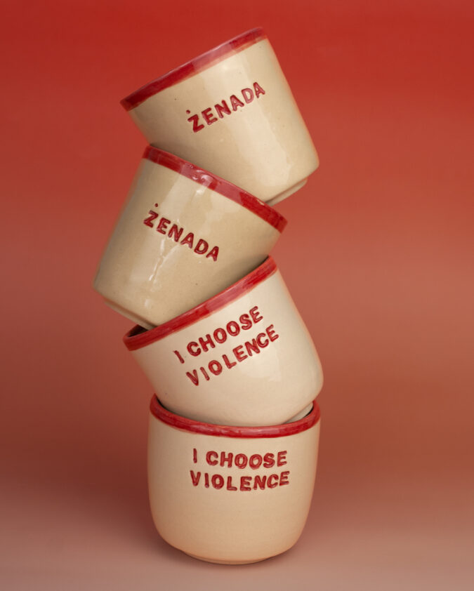 kompozycja z kubków ceramicznych