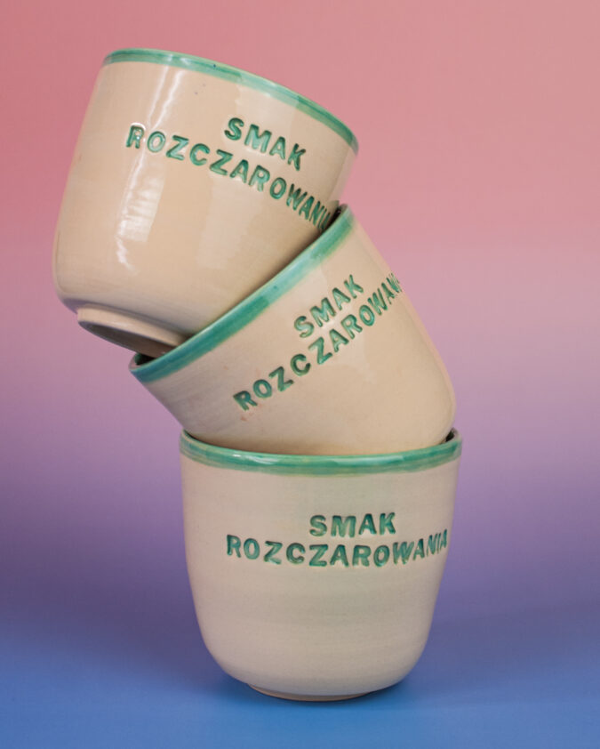 kompozycja z kubków ceramicznych