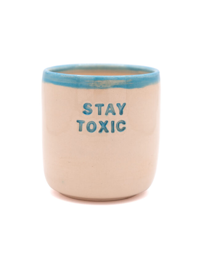 kubek ceramiczny z napisem "stay toxic"