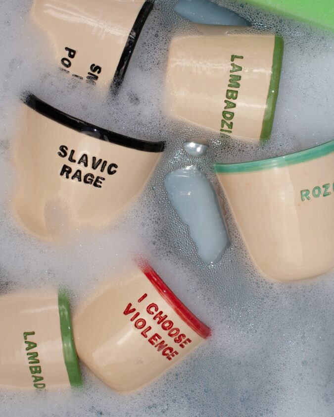 kompozycja z kubków ceramicznych
