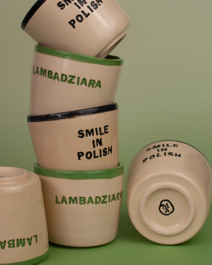 kompozycja z kubków ceramicznych