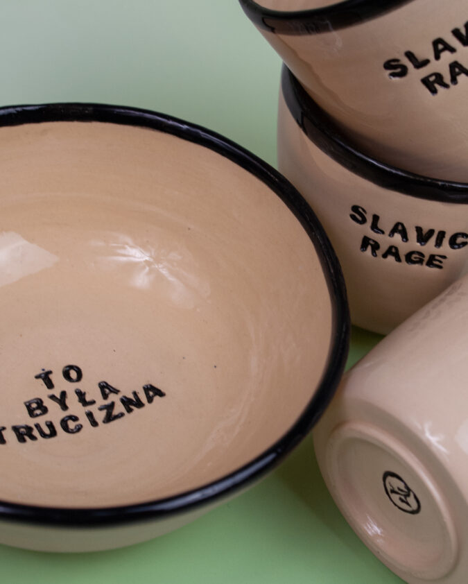 kompozycja miski i kubków ceramicznych