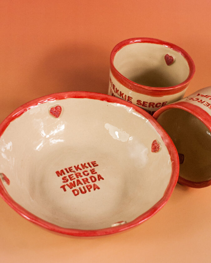 kompozycja z ceramiczną miską i kubkami