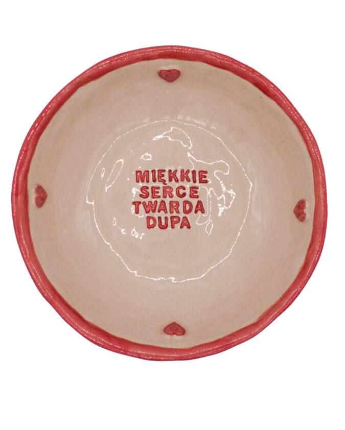 ceramiczna miska z napisem "miękkie serce, twarda dupa" oraz serduszkami 3D
