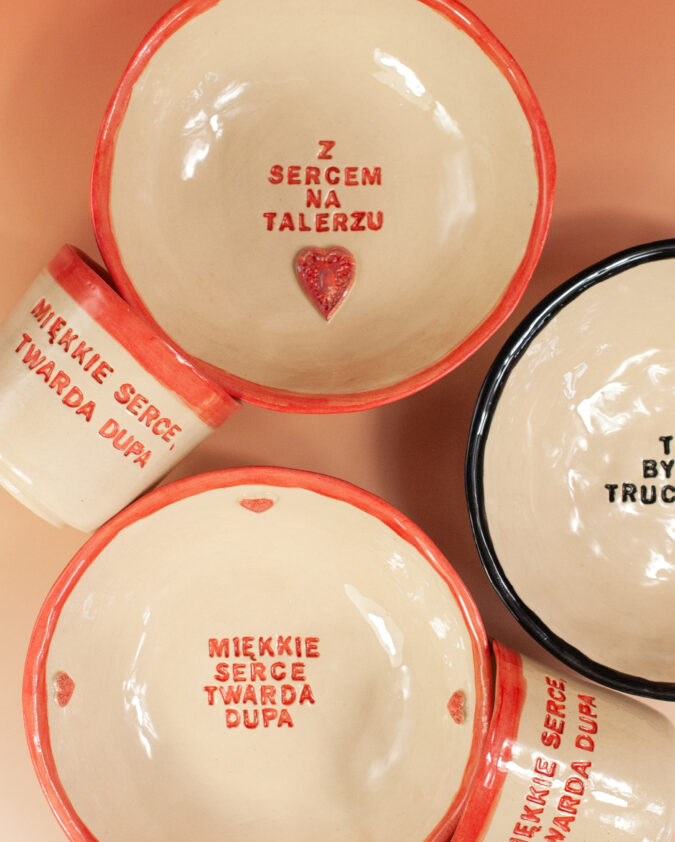 kompozycja ceramicznych misek i kubeczków