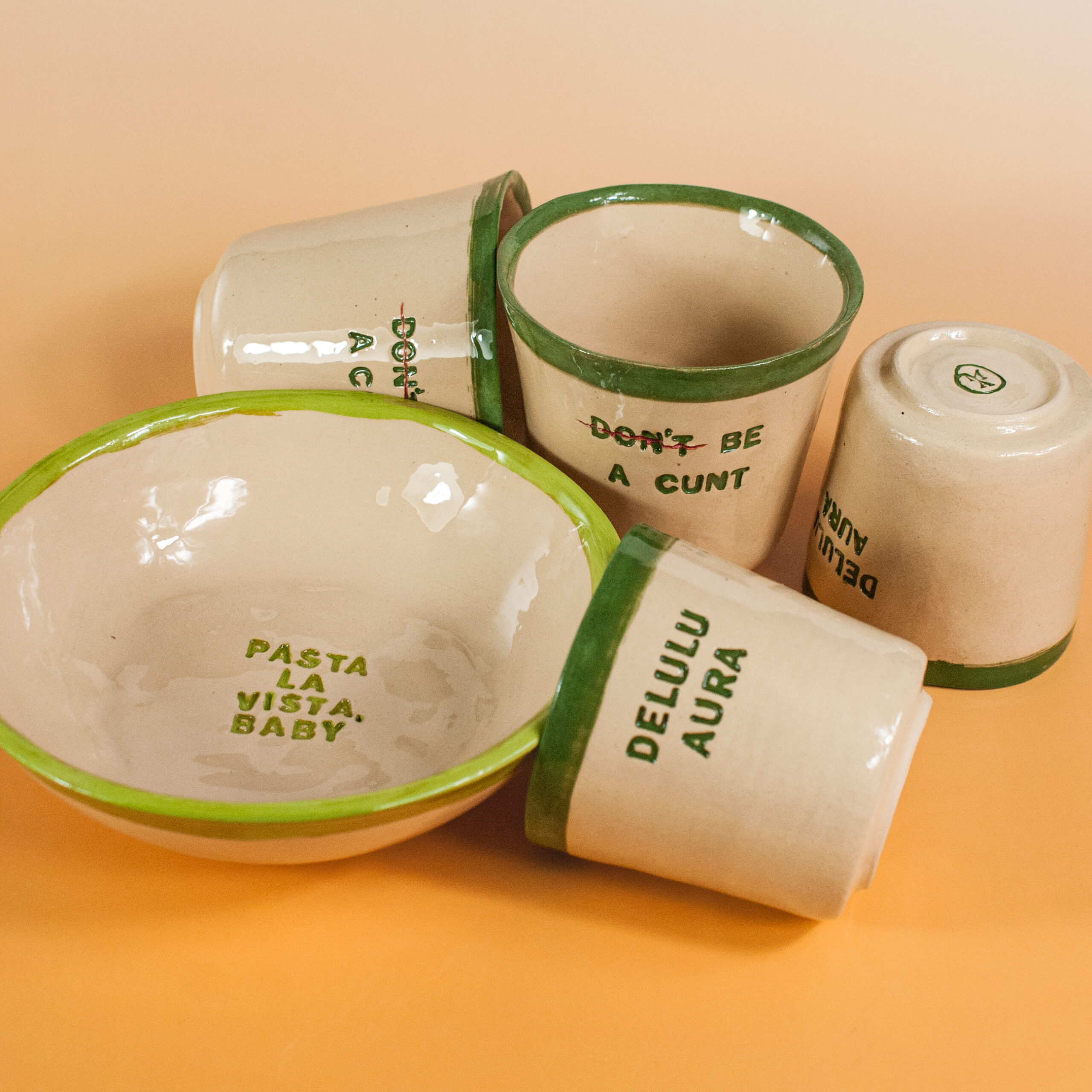 kompozycja z miski ceramicznej i kubeczków