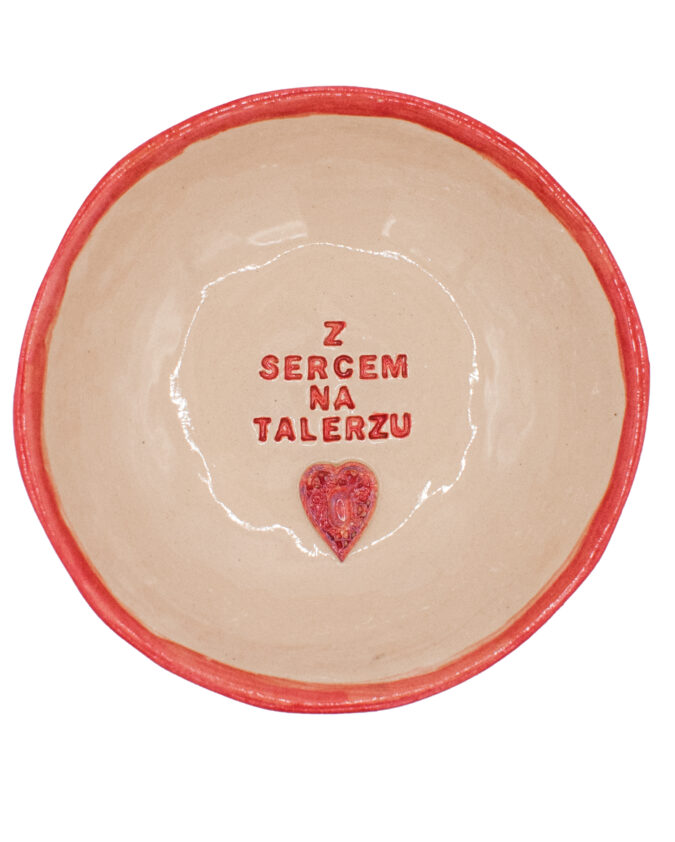 ceramiczna miska z napisem "z sercem na talerzu" i sercem 3D