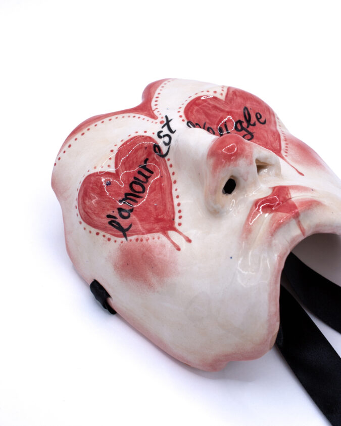 zbliżenie na maskę ceramiczną