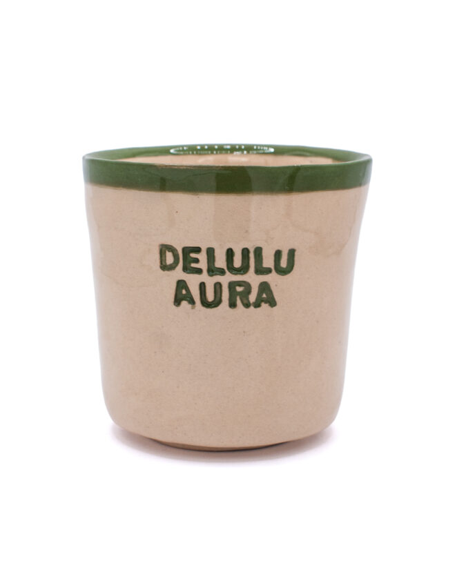 ceramiczny kubek z napisem "delulu aura"