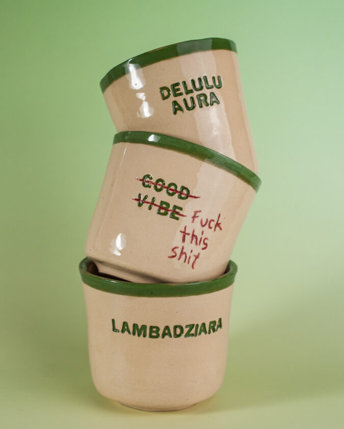 kompozycja z ceramicznych kubków