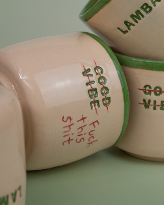 kompozycja z kubków ceramicznych
