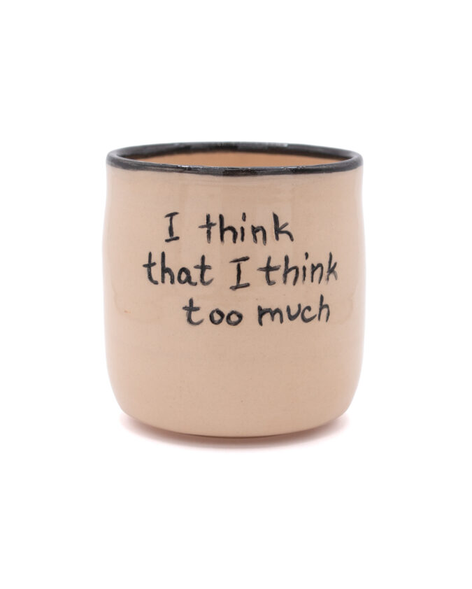 ceramiczny kubek z napisem "I think I think too much"