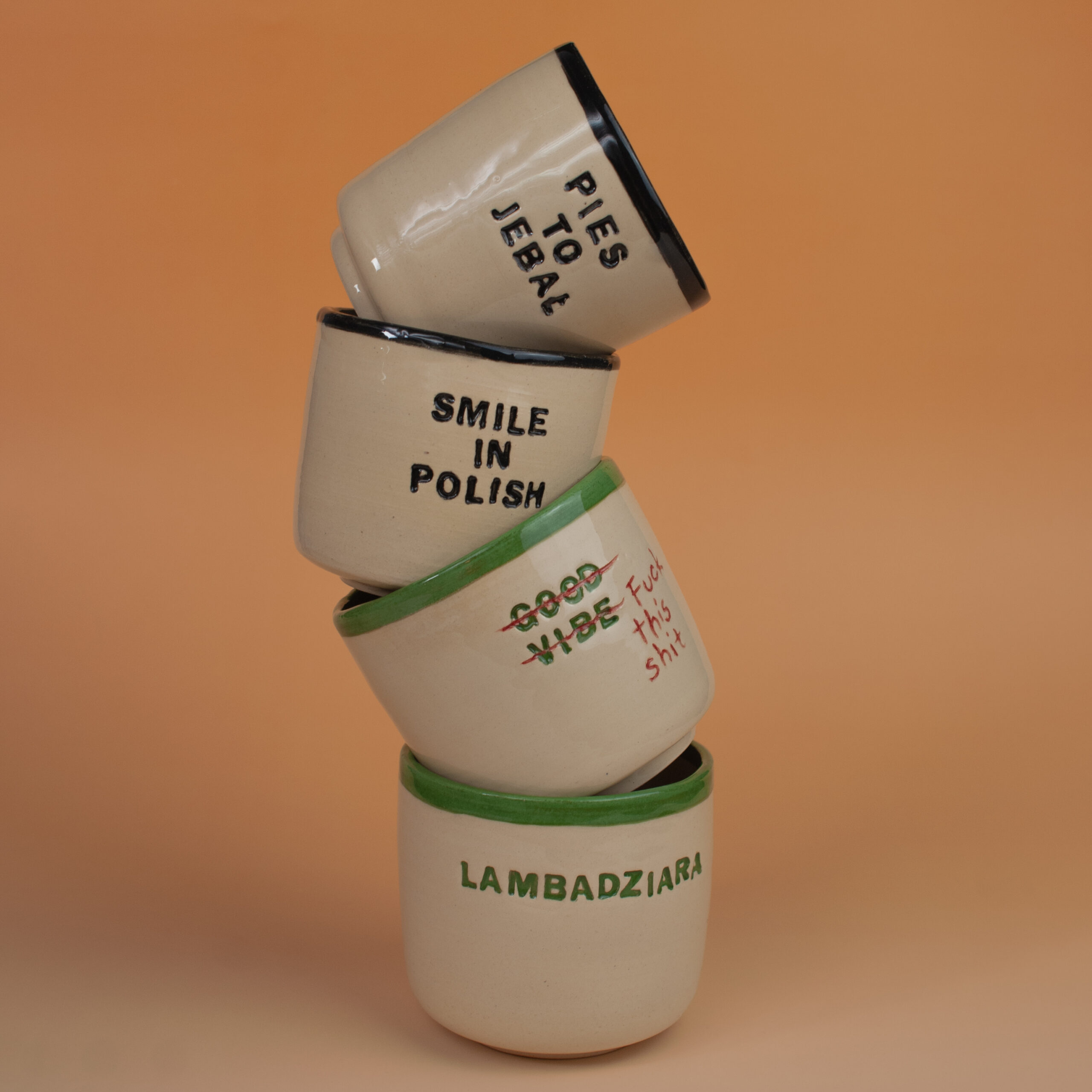 kompozycja z kubków ceramicznych