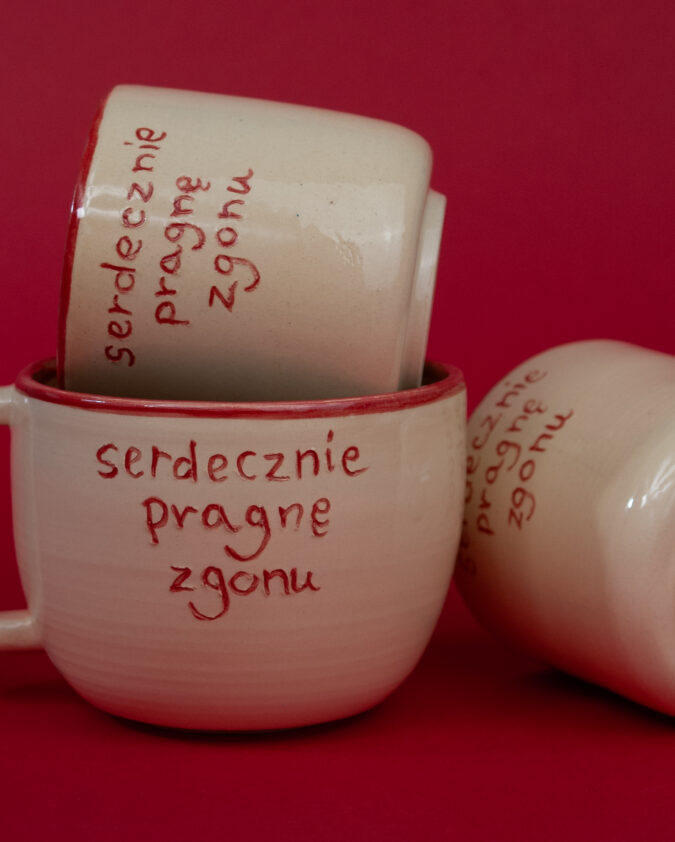 kompozycja z kubków ceramicznych