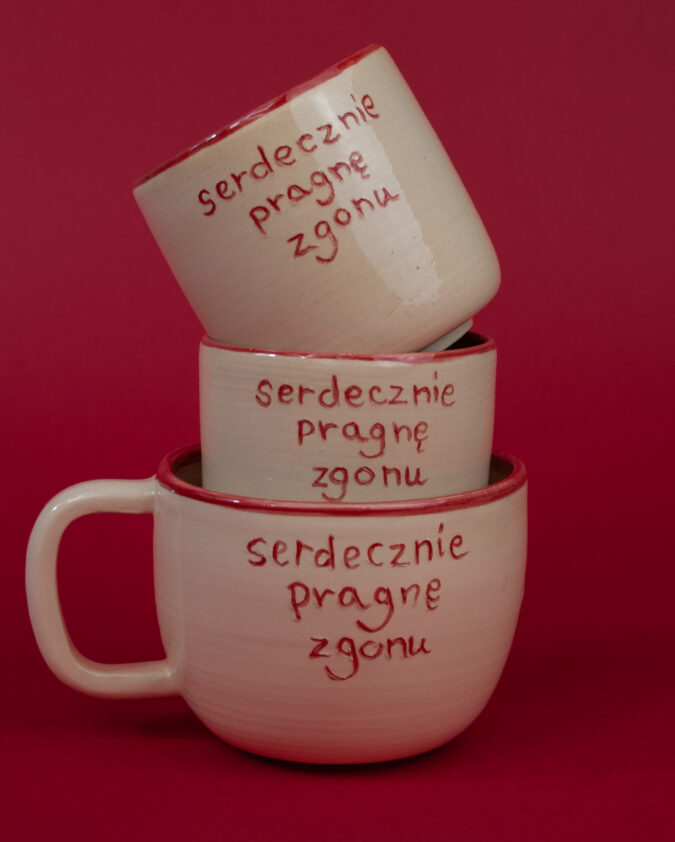 kompozycja z kubków ceramicznych