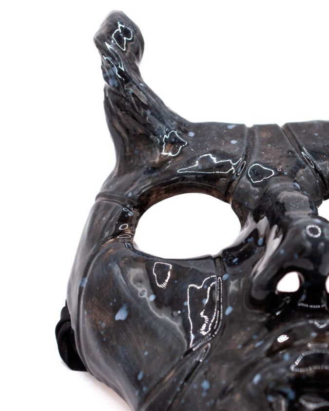 zbliżenie na maskę ceramiczną