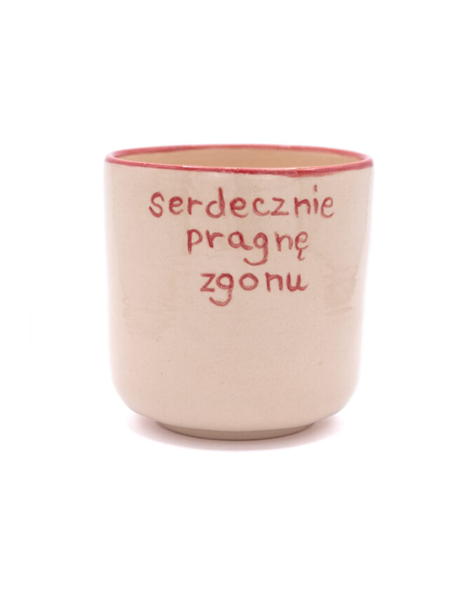 ceramiczny kupek z napisem "serdecznie pragnę zgonu"