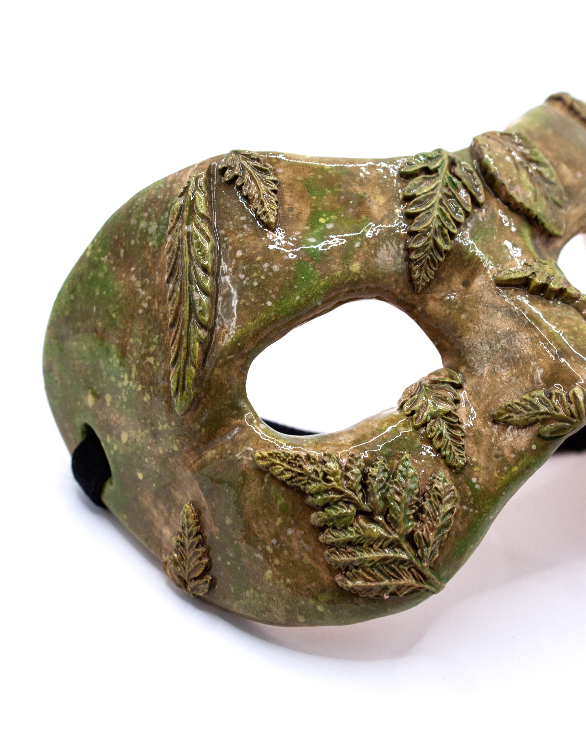 zbliżenie na maskę ceramiczną