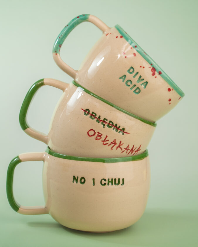 kompozycja kubków ceramicznych