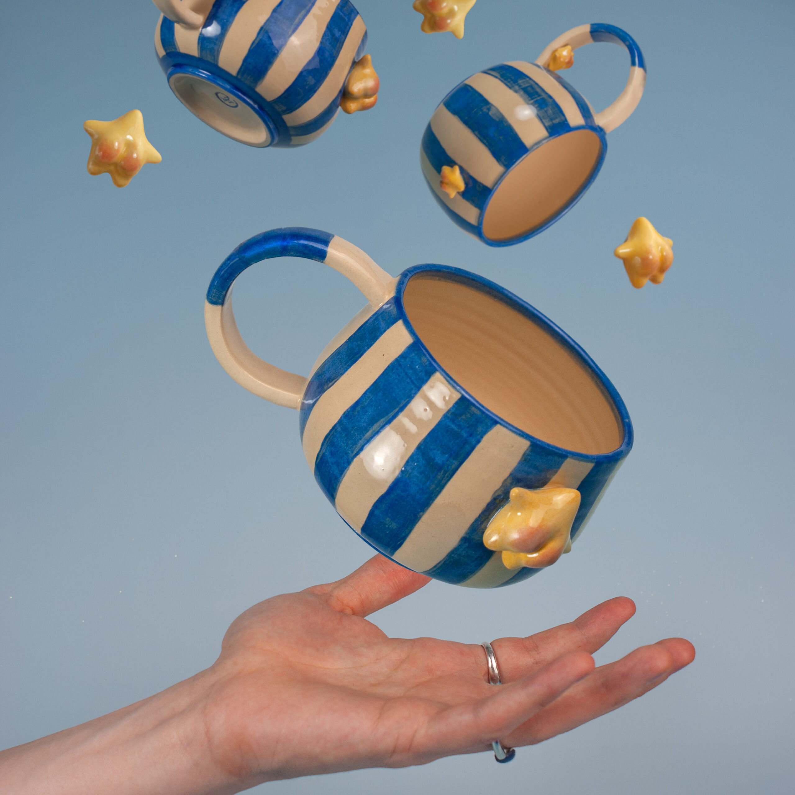 ceramiczny kubek z uchem
