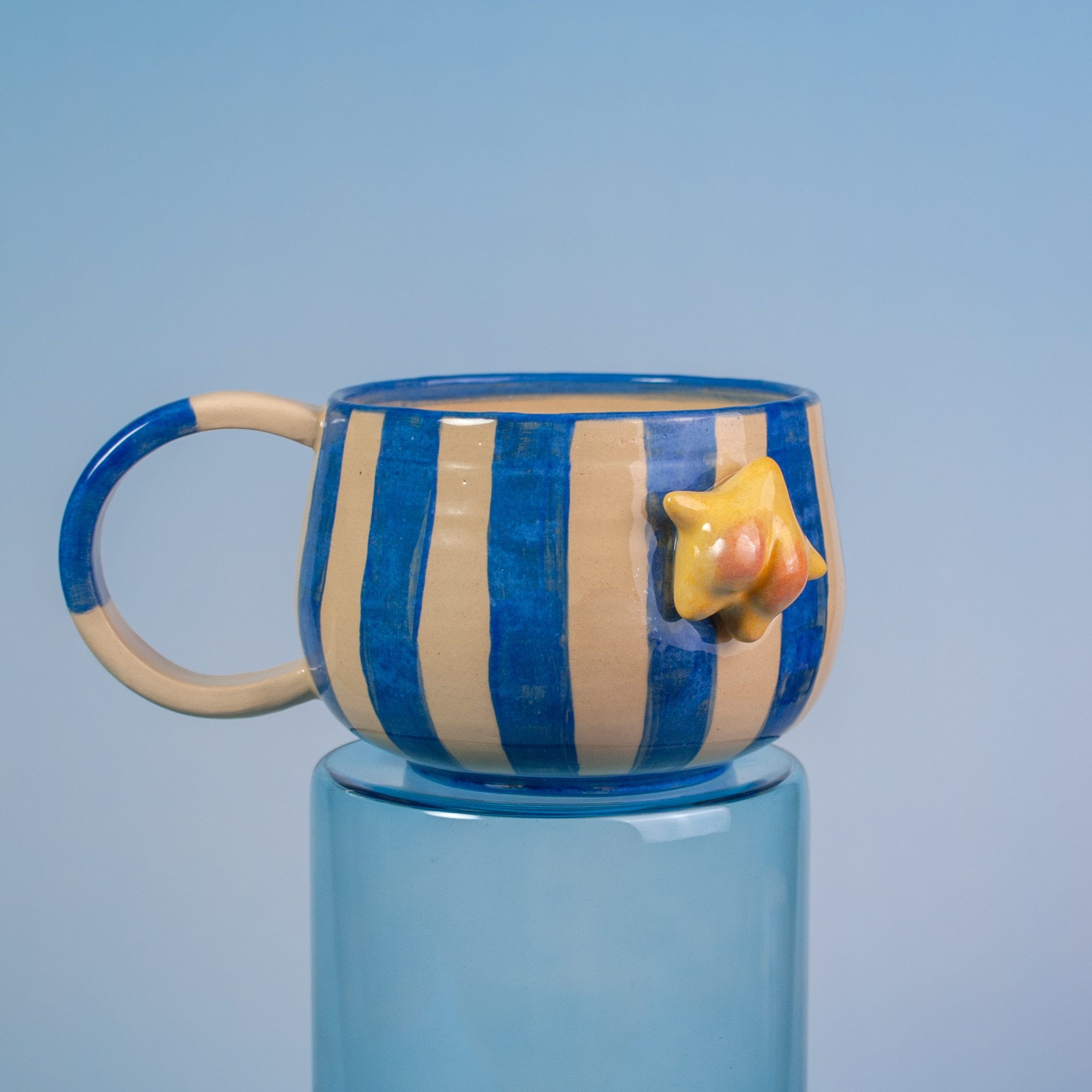 ceramiczny kubek z uchem