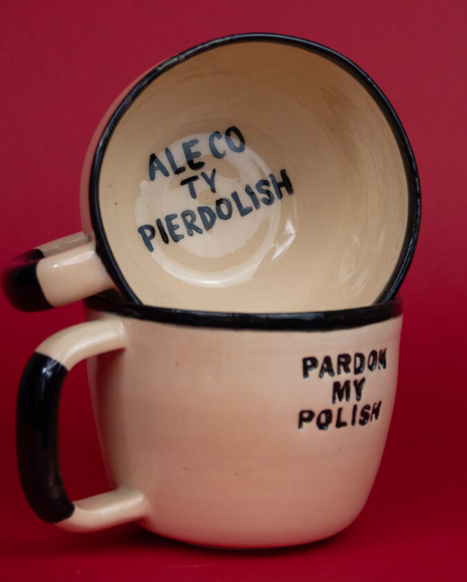 kompozycja z kubków ceramicznych