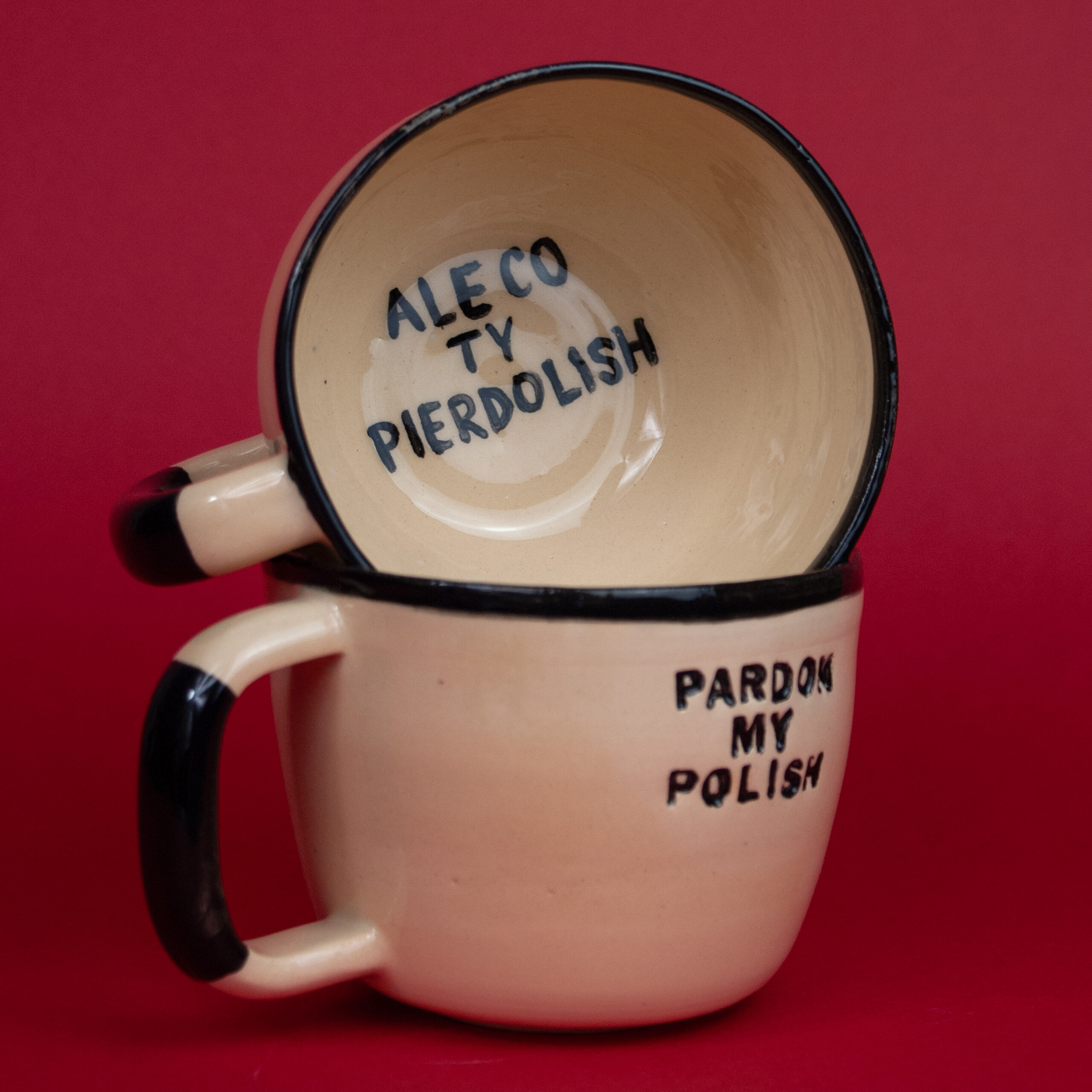 kompozycja z kubków ceramicznych
