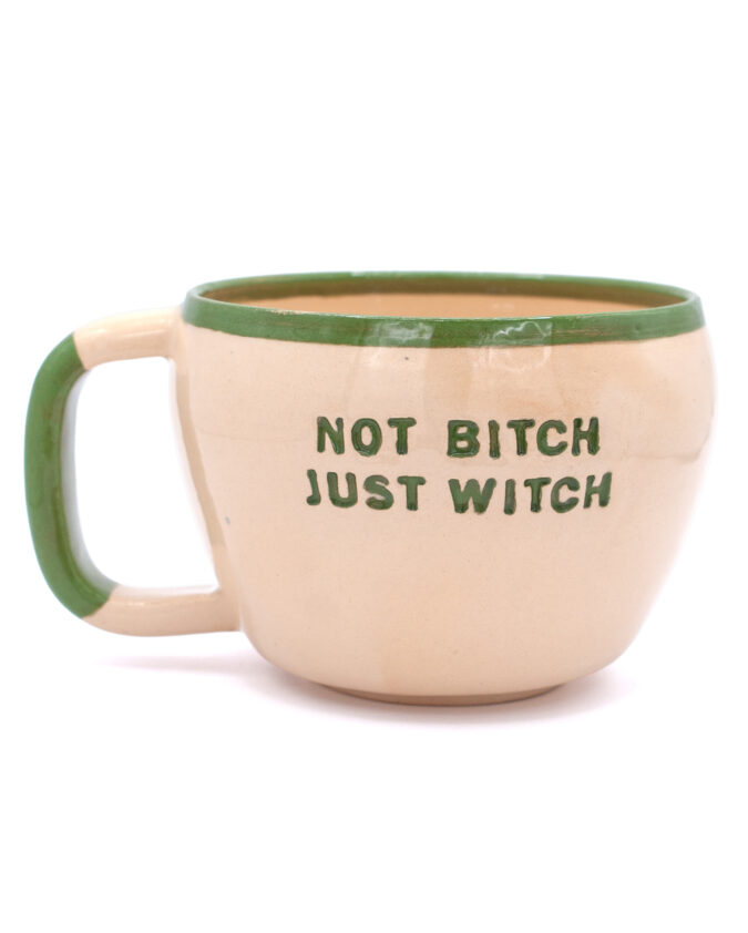 Ceramiczny kubek z uchem i napisem "not bitch, just witch"