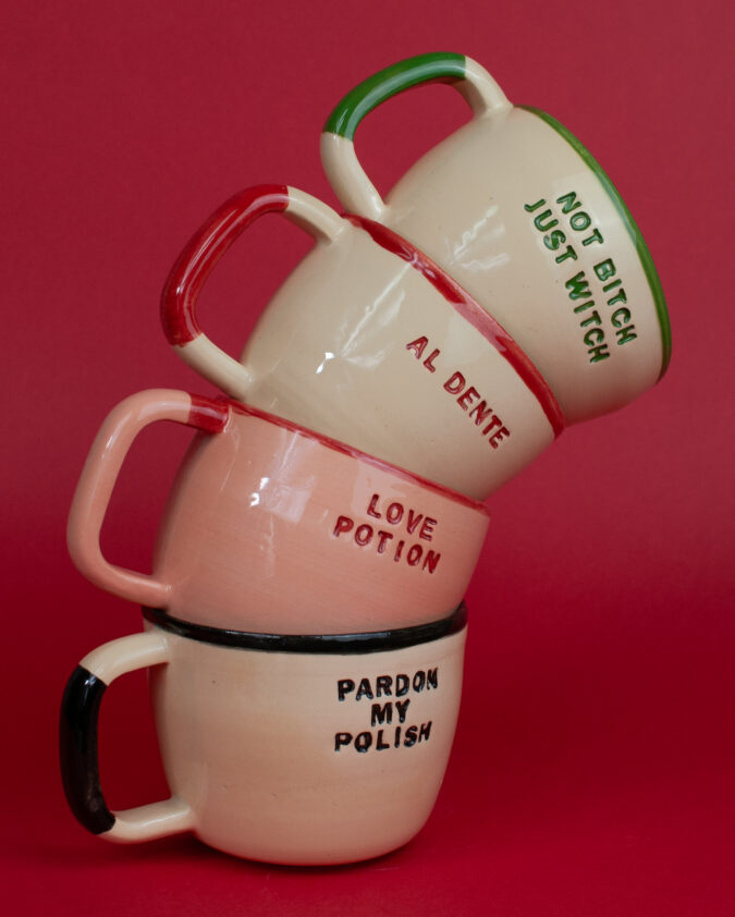 kompozycja z kubków ceramicznych
