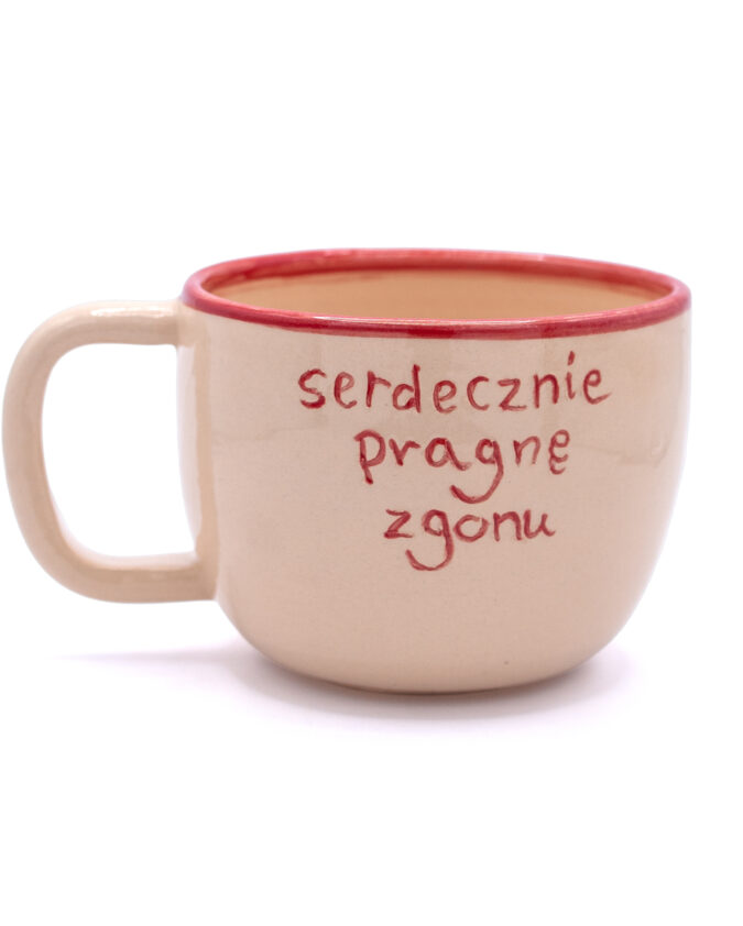 ceramiczny kubek z uchem i napisem "serdecznie pragnę zgonu"