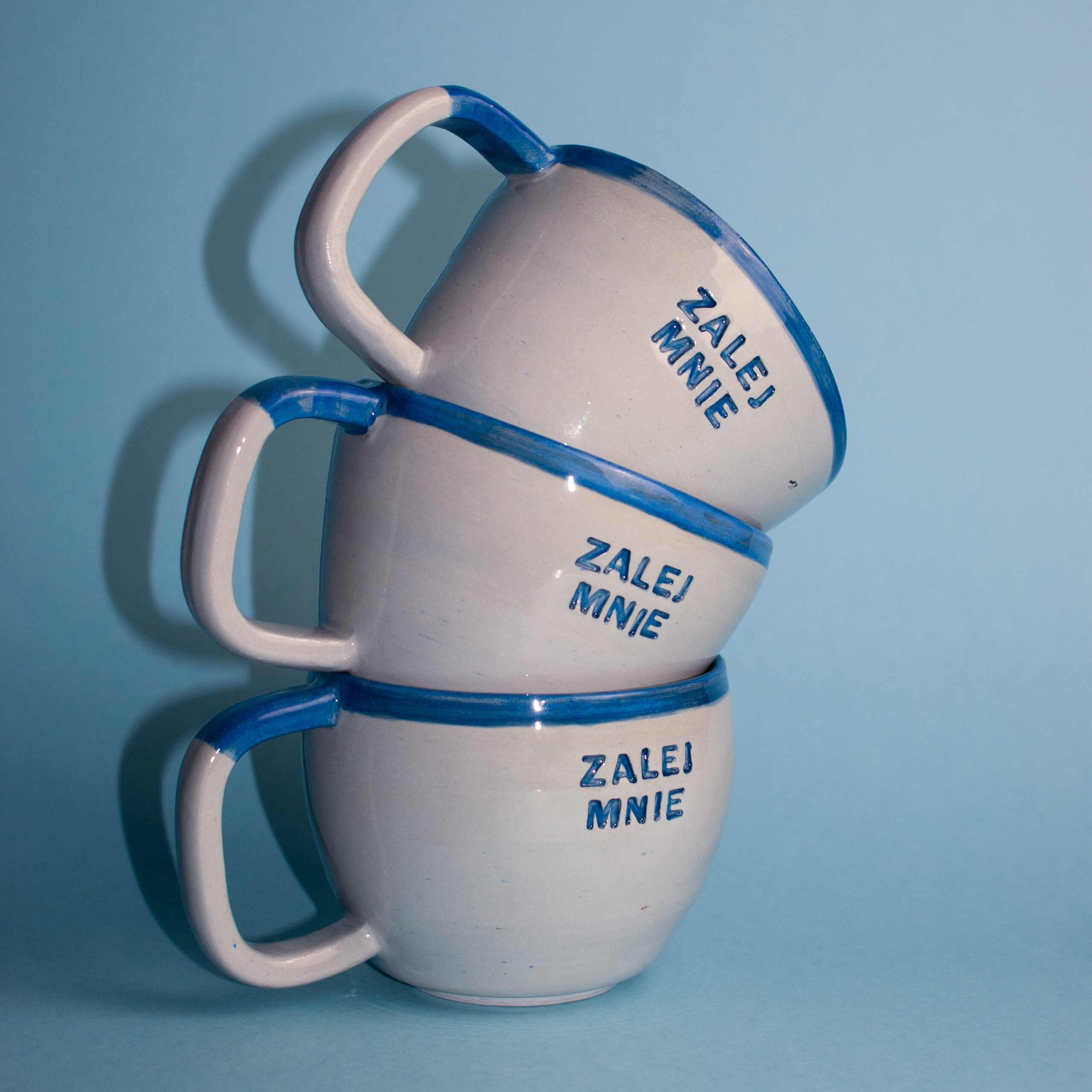 Kubki ceramiczne z uchem i napisem "zalej mnie"