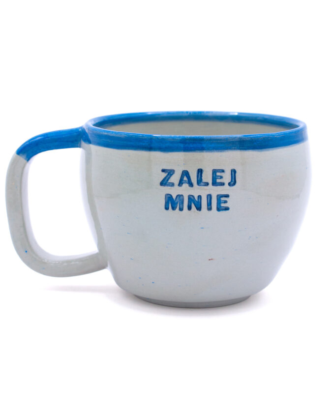 Ceramiczny kubek z uchem i napisem "zalej mnie"