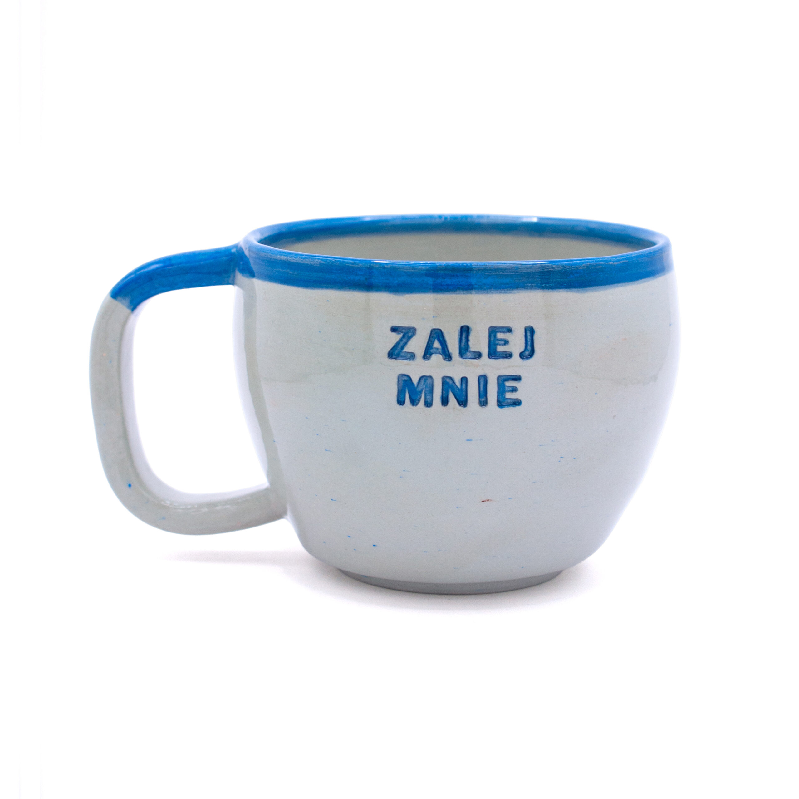 Ceramiczny kubek z uchem i napisem "zalej mnie"