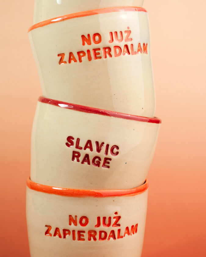 kompozycja z ceramicznych kubków