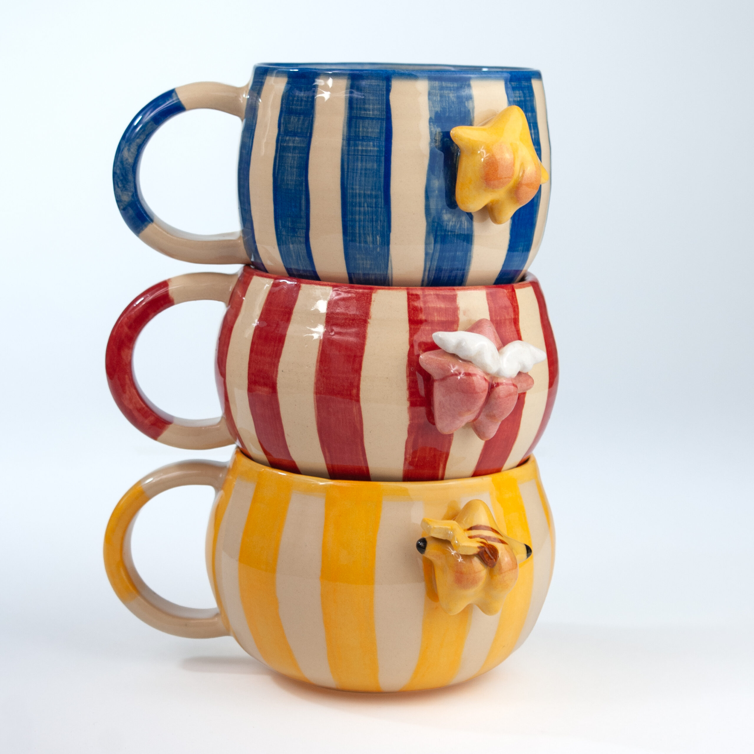kompozycja z kubków ceramicznych
