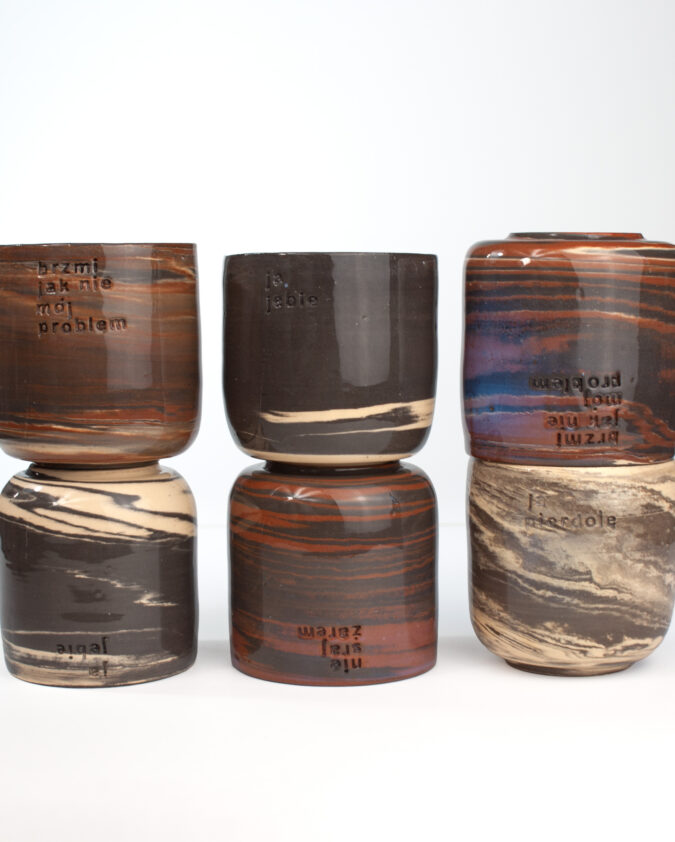kompozycja z kubków ceramicznych